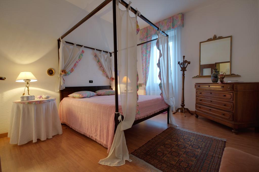 Sembenini Palace Riva del Garda Pokoj fotografie